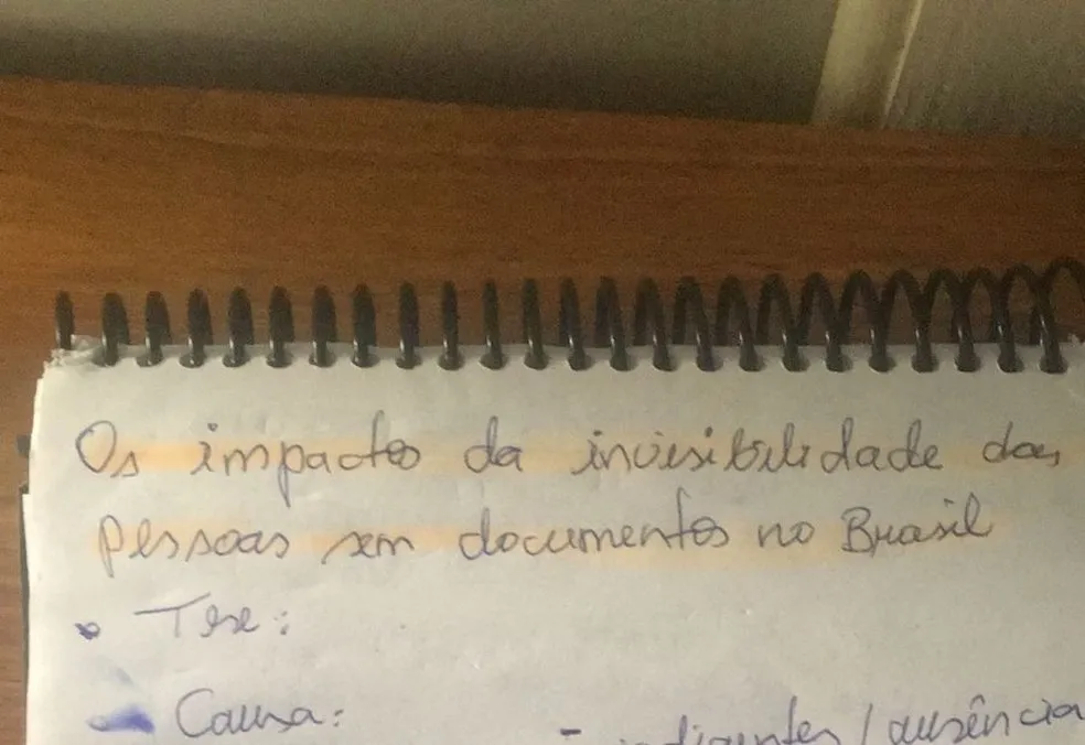 Anotação da professora Núbia Rocha propondo o tema da invisibilidade das pessoas sem registro para os estudantes do terceiro ano.