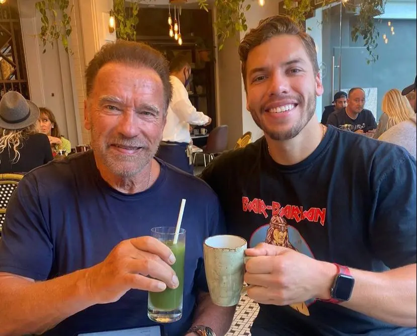 Pai e filho, Arnold Schwarzenegger e Joseph Baena posam juntos num restaurante.