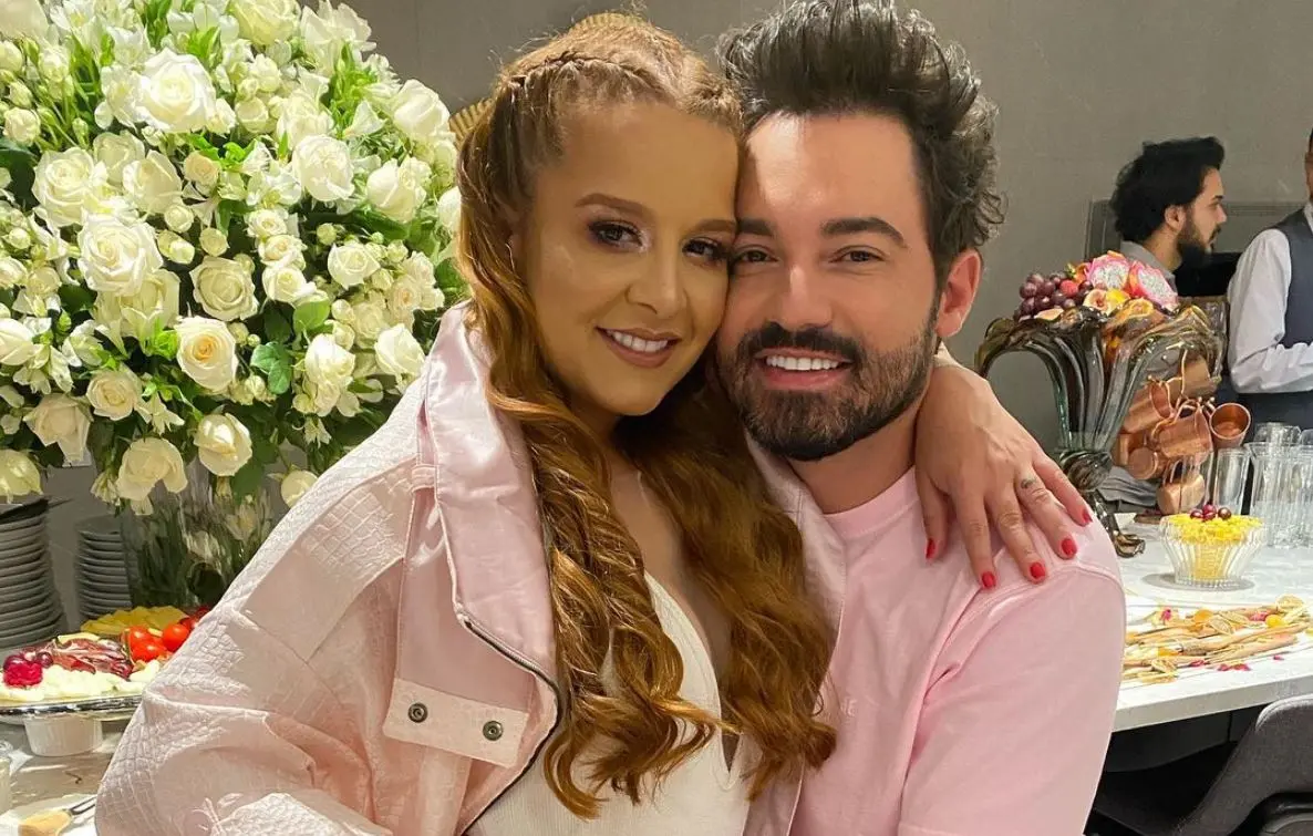 Cantora Maiara, da dupla com Maraísa, ao lado de Fernando Zor, da dupla sertaneja Fernando e Sorocaba, em casamento
