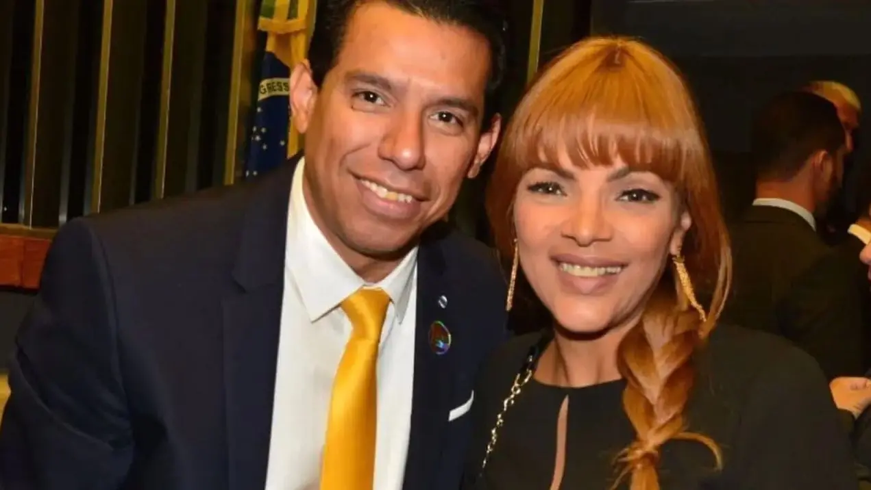 Anderson do Carmo e Flordelis usando preto em evento