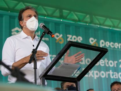 Governador Camilo Santana falando ao microfone