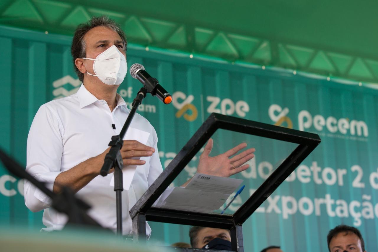 Governador Camilo Santana falando ao microfone