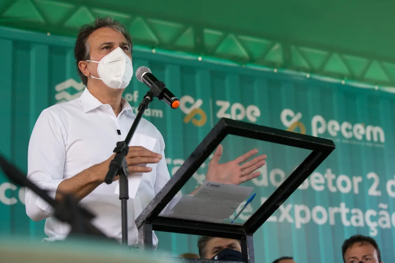 Governador Camilo Santana falando ao microfone