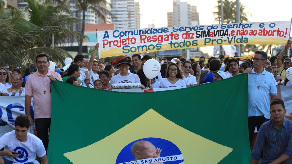 Manifestantes no ato Marcha pela Vida em Fortaleza