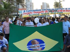 Manifestantes no ato Marcha pela Vida em Fortaleza