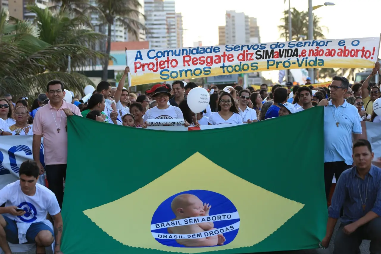 Manifestantes no ato Marcha pela Vida em Fortaleza