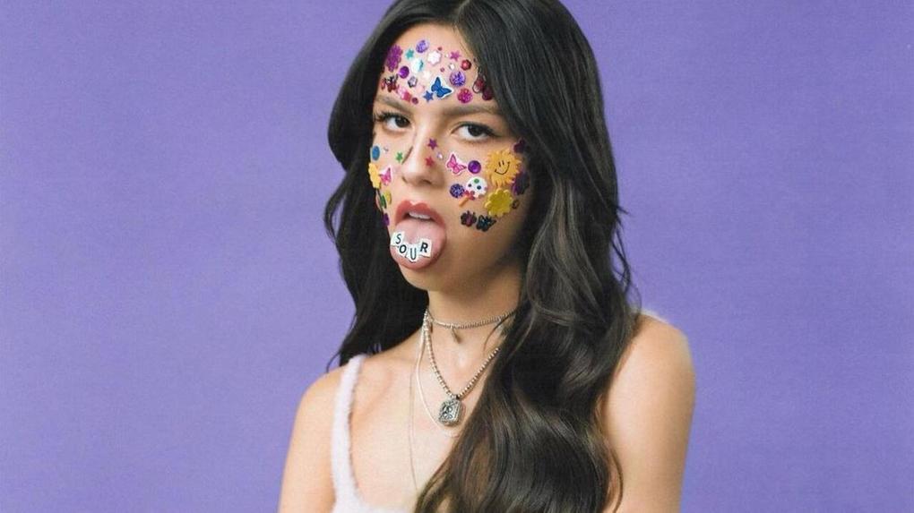 Cantora Olivia Rodrigo, na capa do álbum, grande destaque nas indicações ao Grammy 2022
