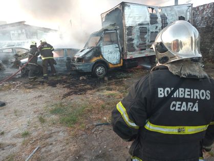 Agentes do Corpo de Bombeiros apagam incêndio em carros em Fortaleza, no Ceará