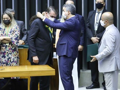 Bolsonaro recebe medalha do mérito Legislativo