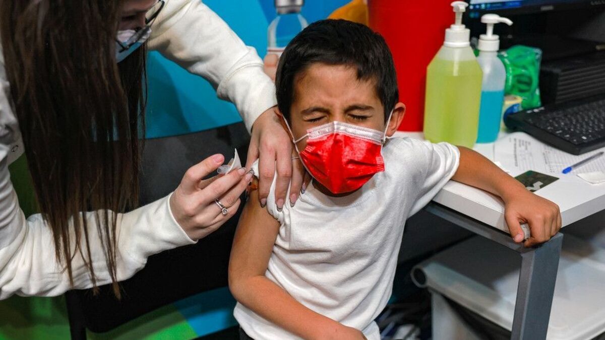 Criança recebe vacina contra a Covid-19 em Israel em 22 de novembro de 2021