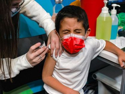 Criança recebe vacina contra a Covid-19 em Israel em 22 de novembro de 2021