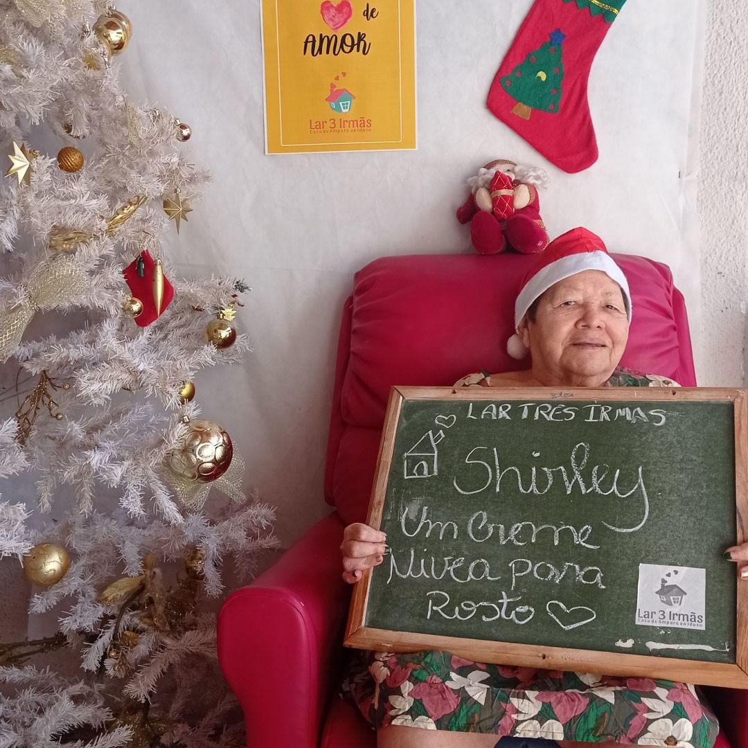Shirley pede um creme para o rosto de presente de Natal