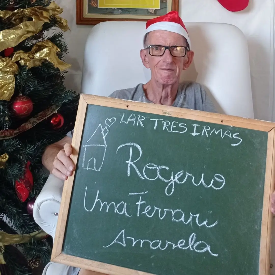 Rogério pede uma Ferrari amarela de presente de Natal – mas talvez um relógio de pulso digital ou um boné seja mais fácil de ganhar