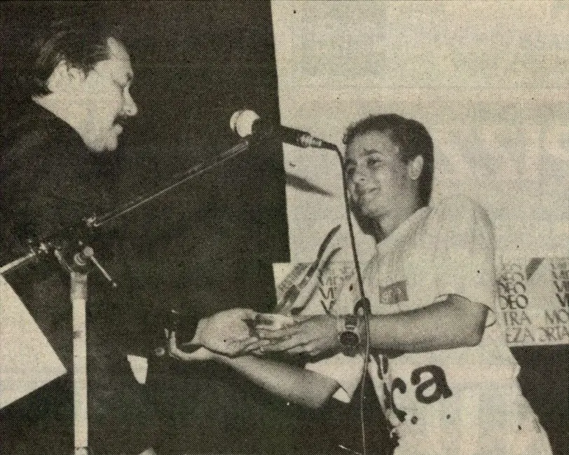 Augusto Pontes entrega a Glauber Filho a premiação do I Vídeo Mostra Fortaleza