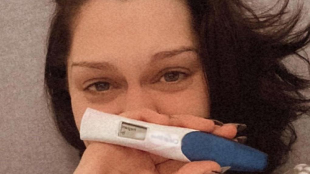 Jessie J mostrando teste de gravidez