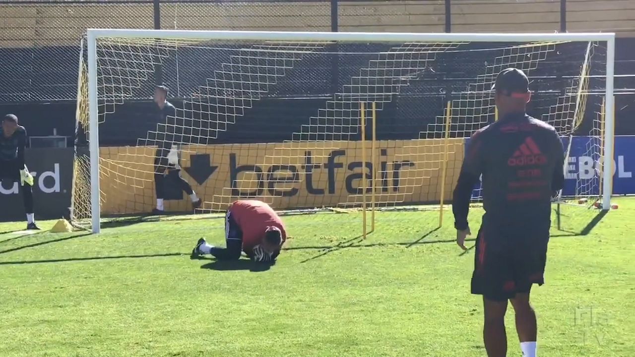 Goleiro do Flamengo segura bola durante treinamento no Uruguai