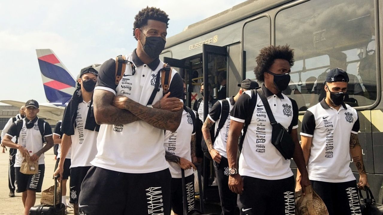 jogadores do Corinthians aguardam embarque para o Ceará