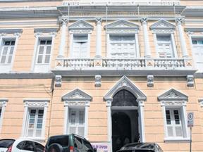 A imagem mostra a fachada da Santa Casa de Misericórdia, no Centro de Fortaleza.