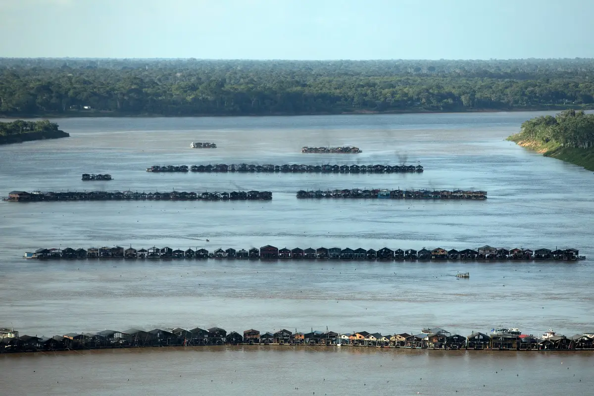 Imagem da notícia: Ao menos 300 balsas e dragas ilegais de garimpeiros atracam no rio em busca de ouro
