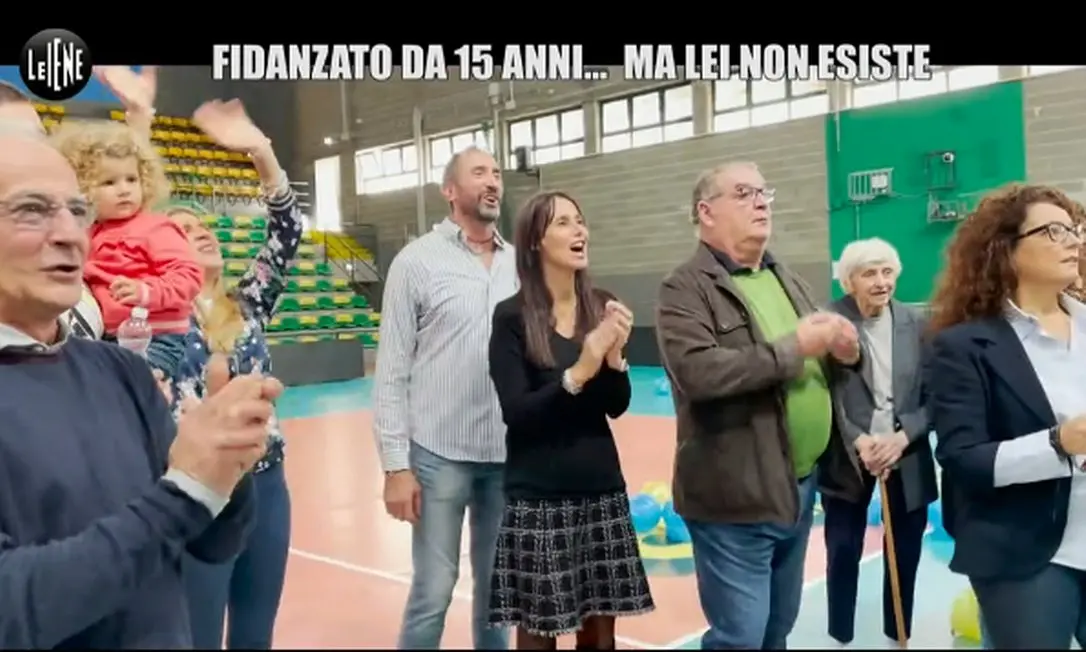 Pessoas comemoram a chegada da pessoa homenageada