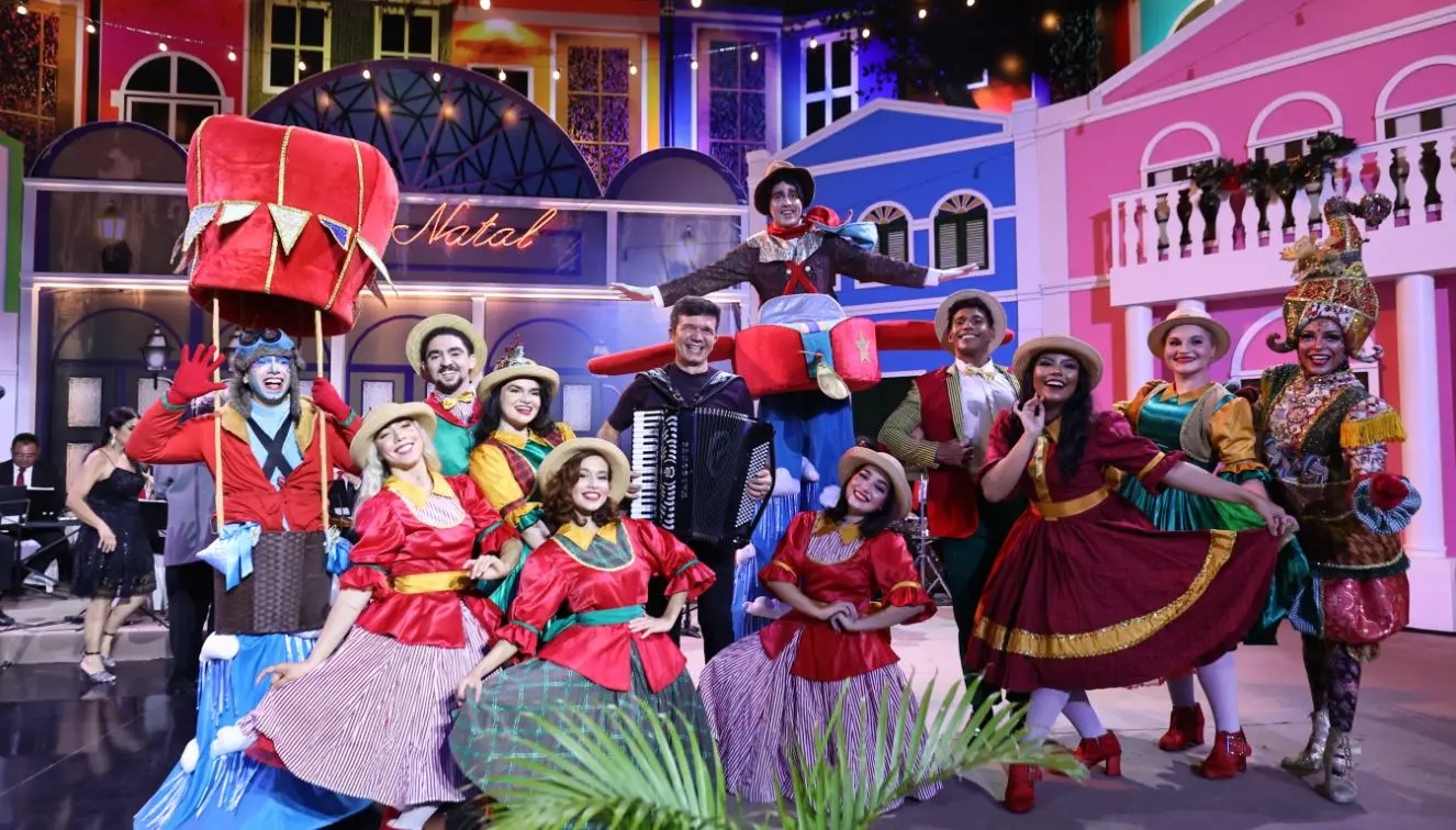 Apresentação do Ceará Natal de Luz 2021 com Waldonys e outros artistas em cenário especial do evento