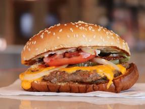Whopper, do Burger King, que estará em promoção na Black Friday
