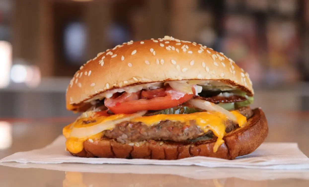 Whopper, do Burger King, que estará em promoção na Black Friday