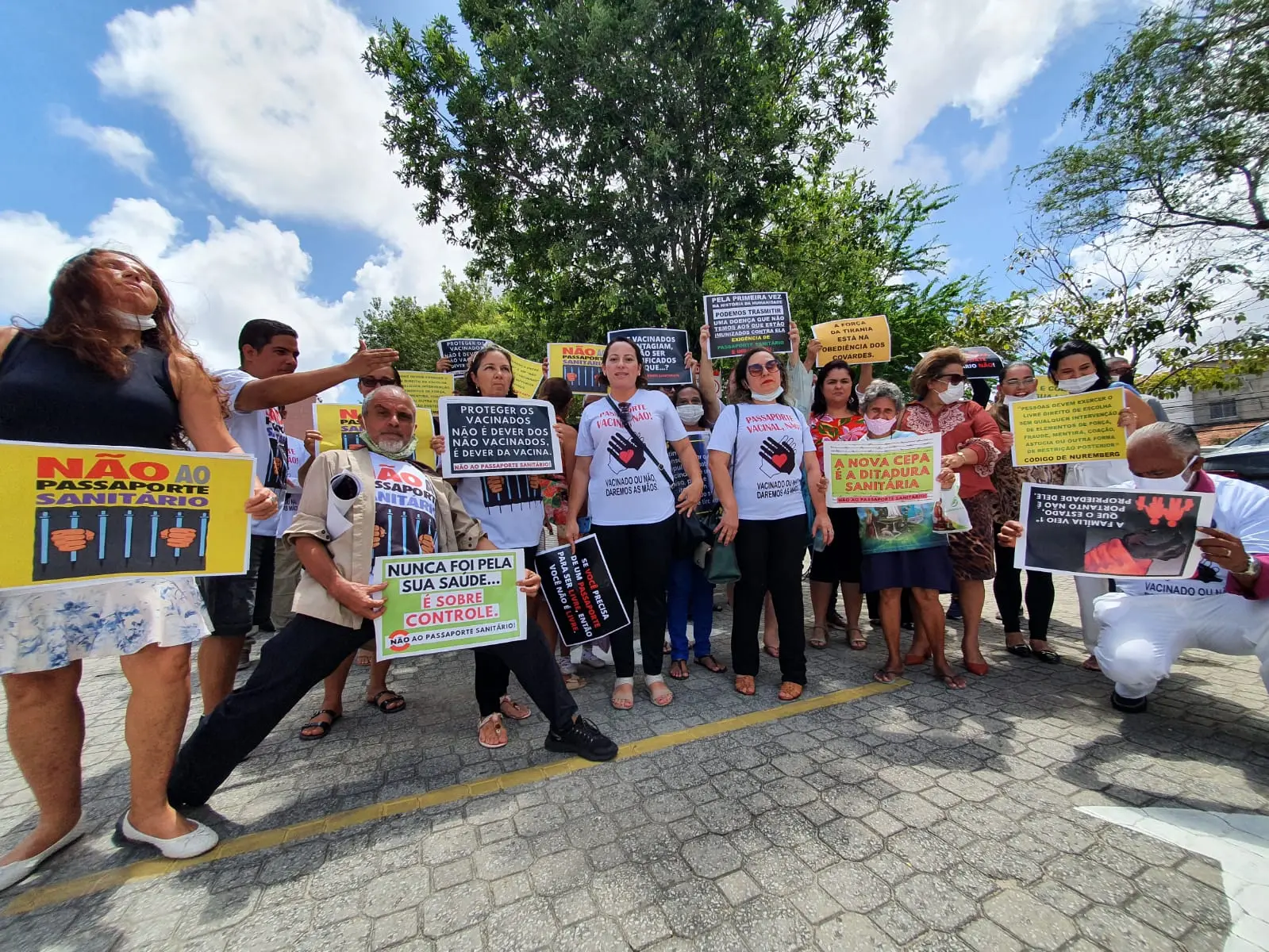 Grupo de manifestantes em frente à câmara de fortaleza