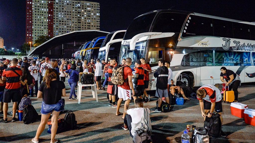 torcedores do flamengo embarcam em ônibus a caminho do Uruguai