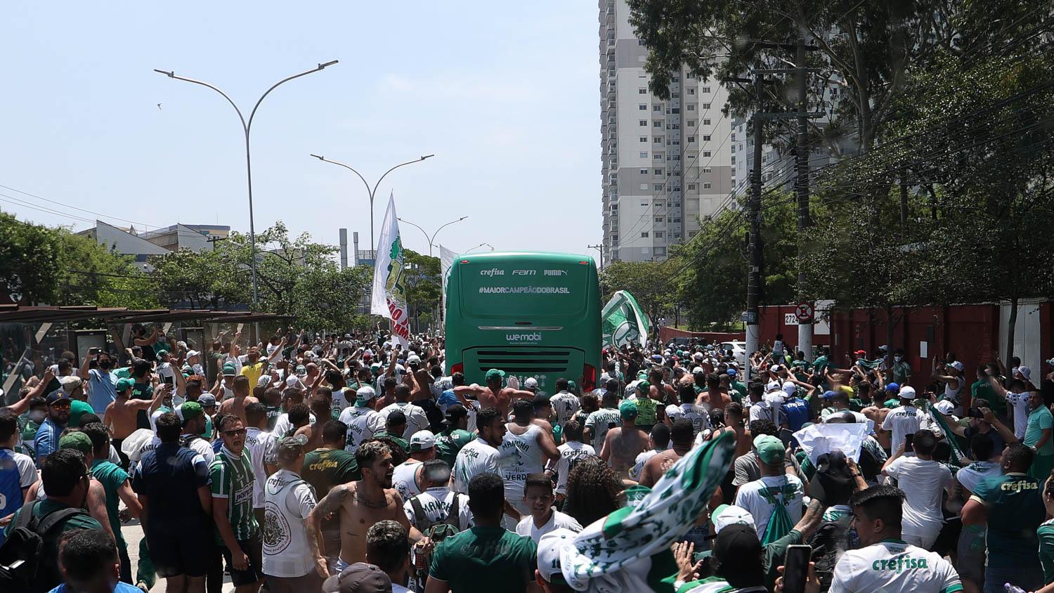 milhares de torcedores do palmeiras em volta do ônibus da delegação