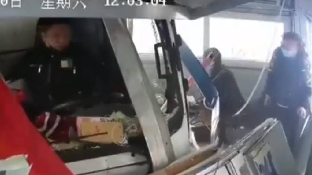 Caminhão desgovernado atinge escritório e atropela três funcionários na China