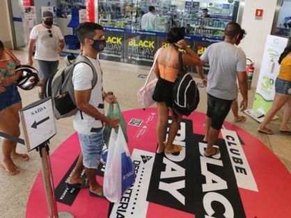 Compradores com sacolas e bolsas em shopping de Fortaleza durante Black Friday