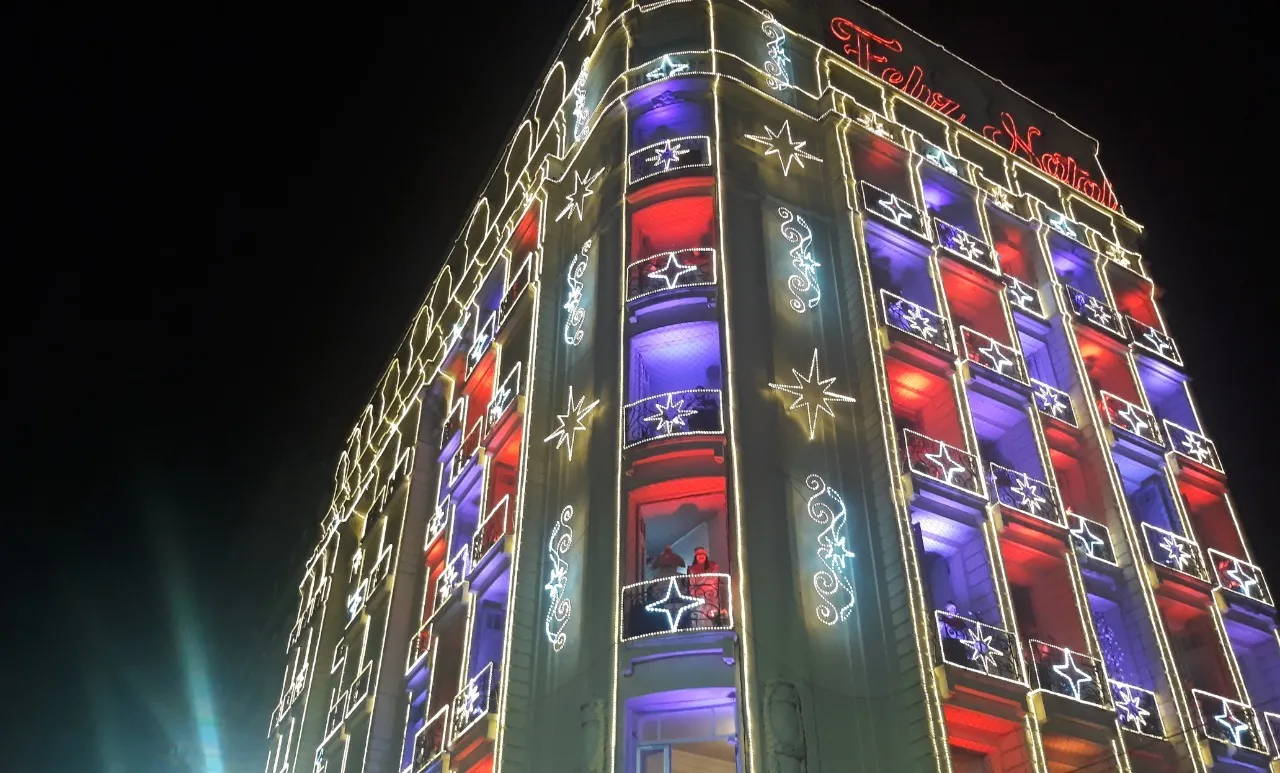 Coral infantojuvenil se apresentou nas sacadas do Hotel Excelsior, na Praça do Ferreira, para a abertura do 25º Natal de Luz no Ceará.