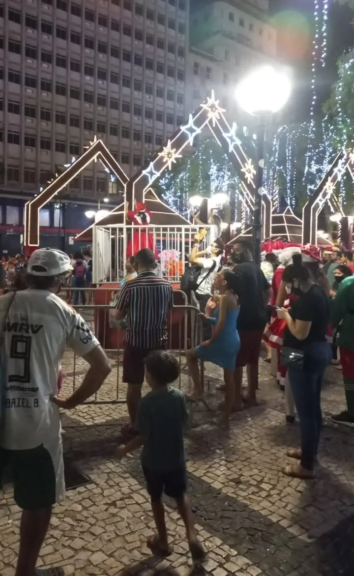 Pessoas aguardam o coral natalino na Praça do Ferreira, no Centro de Fortaleza.