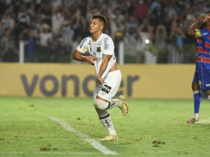 Marcos Leonardo, do Santos, comemora gol na Vila Belmiro