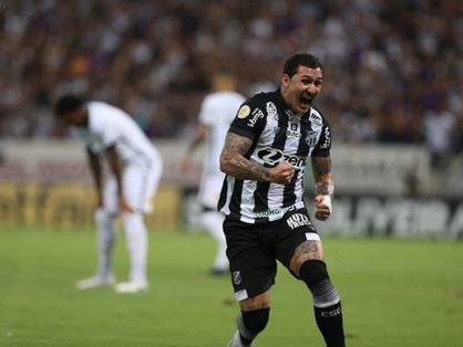 Vina comemora gol marcado contra o Corinthians