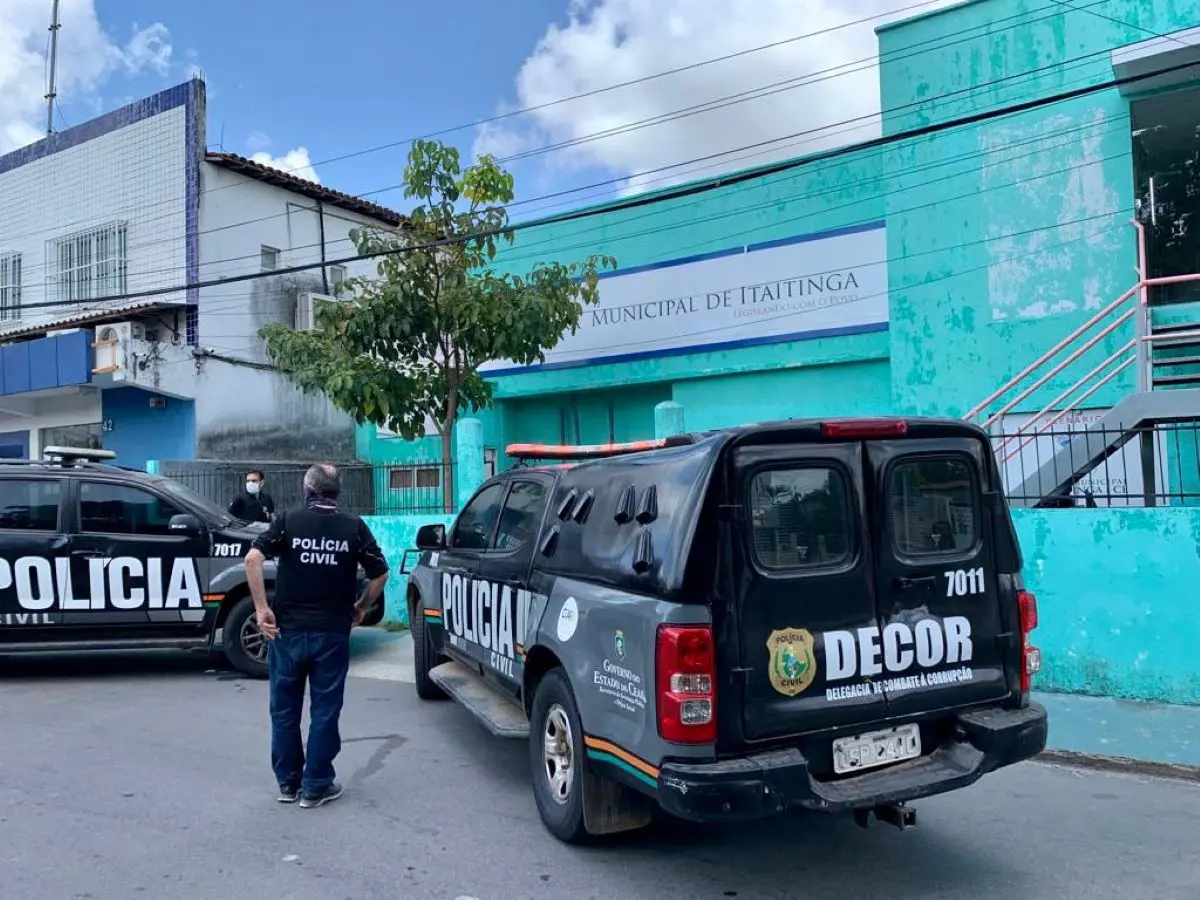 Fachada da Delegacia de Itaitinga com viaturas em frente