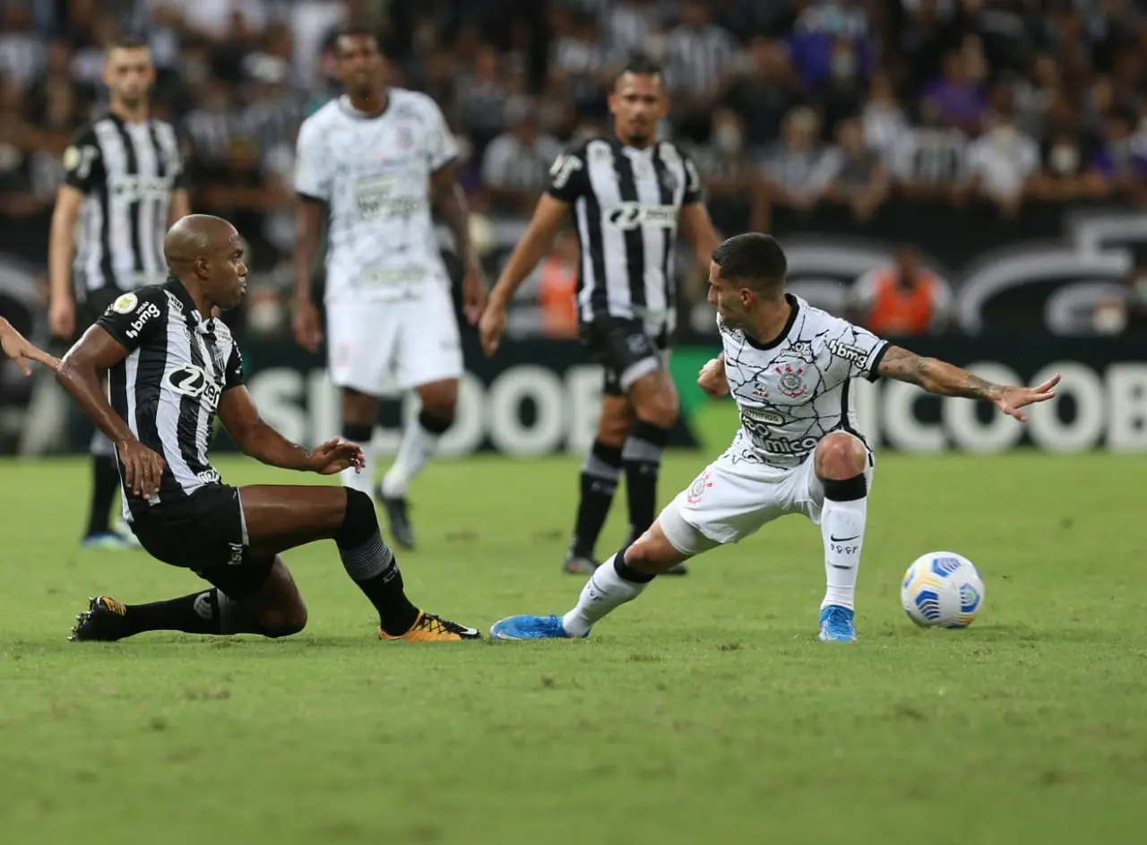 volante Fabinho, do Ceará divide com jogador do Corinthians