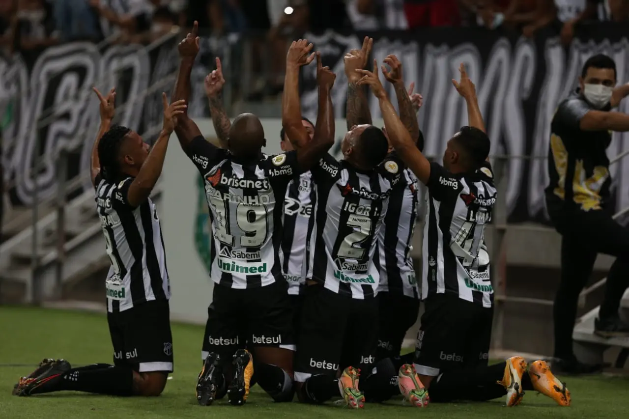 jogadores do Ceará comemoram gol marcado diante do Corinthians
