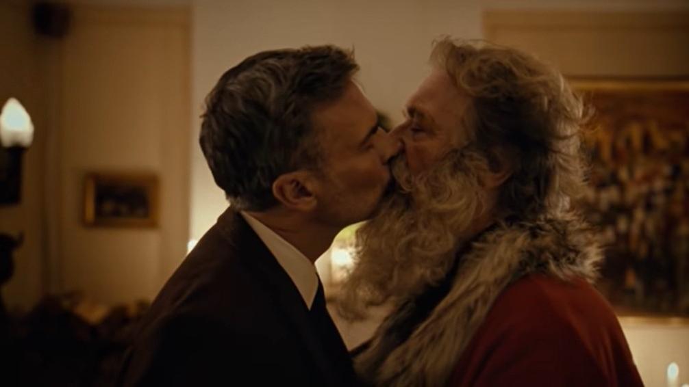 Papai Noel beija homem em propagando dos correios da Noruega