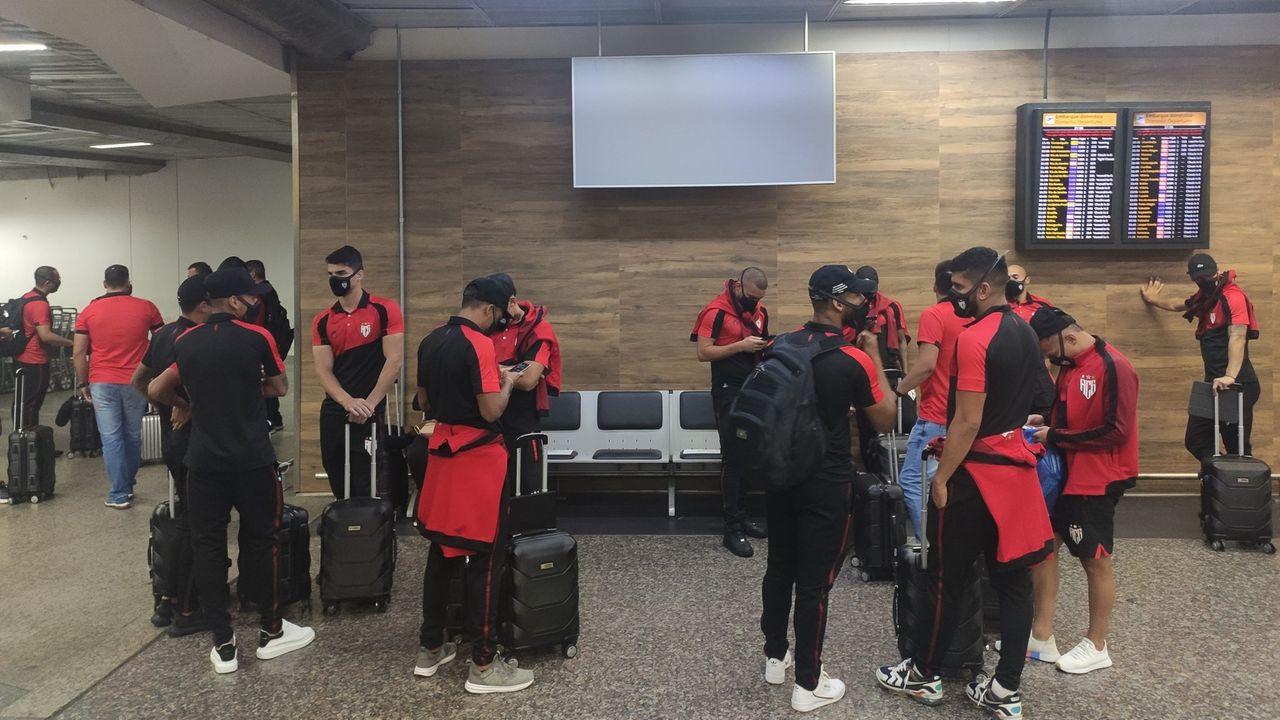 Elenco do Atlético-GO reunido em aeroporto