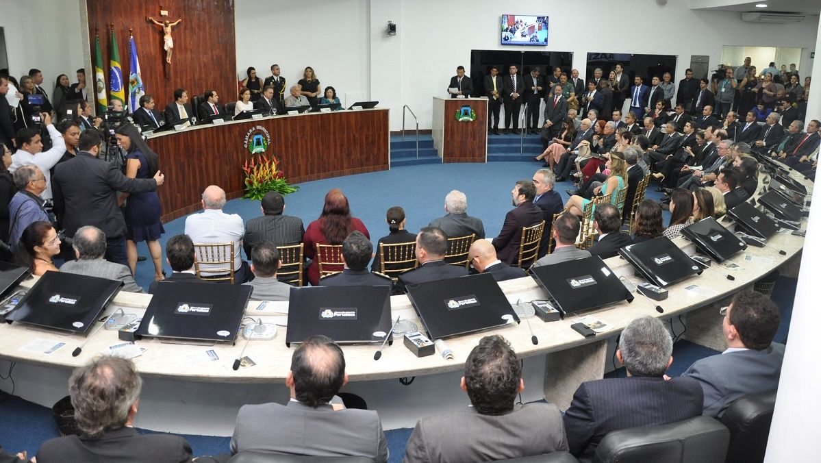 Plenário da Câmara Municipal de Fortaleza lotado em cerimônia de outorga da Medalha Boticário Ferreira ao governador Camilo Santana, em 2018