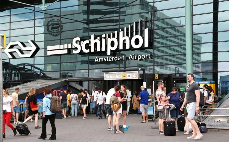 A imagem mostra a fachada do aeroporto Schiphol, de Amsterdã, um dos mais movimentados.