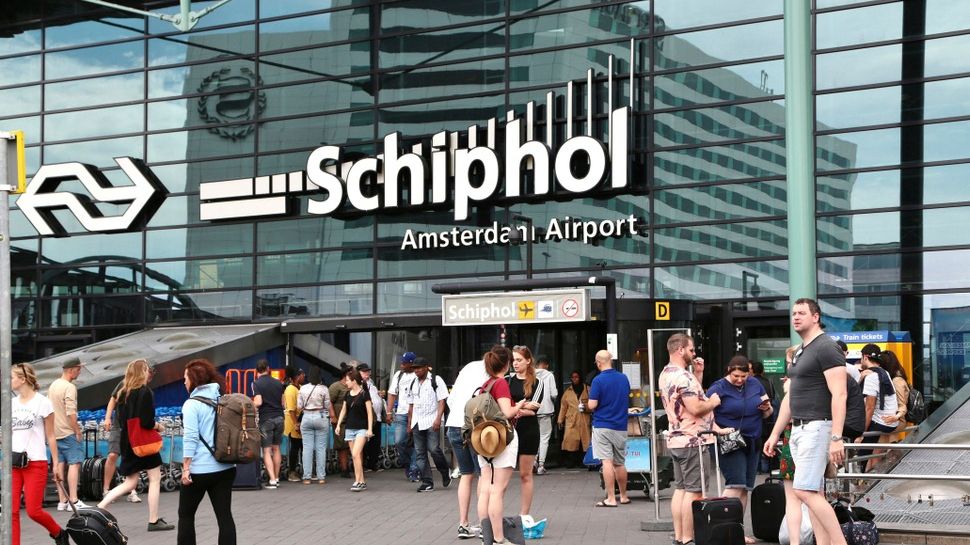 A imagem mostra a fachada do aeroporto Schiphol, de Amsterdã, um dos mais movimentados.