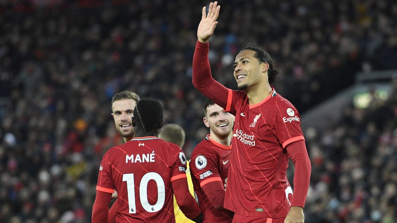 Zagueiro Van Dijk comemora gol pelo Liverpool