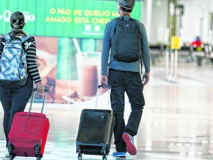 passageiros andando com malas no aeroporto de fortaleza