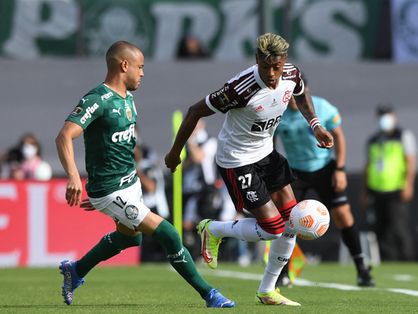 Bruno Henrique e Mayke em duelo particular no jogo Palmeiras X Flamengo
