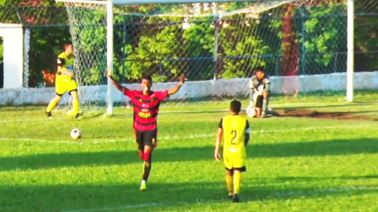 Jogador do Guarani de Juazeiro comemora gol