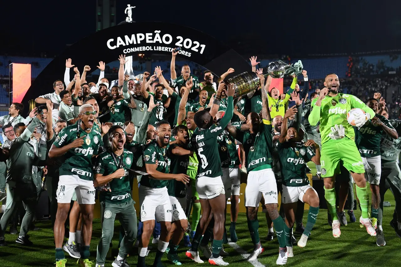 Elenco palmeirense com a taça da Libertadores de 2021