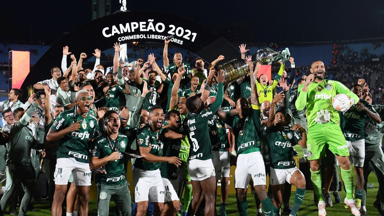 Elenco palmeirense com a taça da Libertadores de 2021